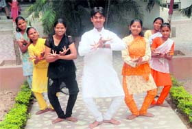 EQUAL PLAYING: Rahul teaching dance