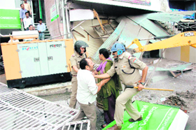 The police tries to pacify residents during the drive.