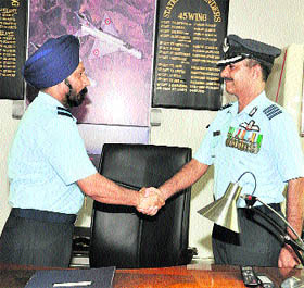 Air Commodore SP Singh (left) takes charge from Group Captain Anil Sabharwal as station commander of the Air Force Station, Sirsa, on Wednesday.