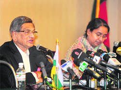 External Affairs Minister SM Krishna (L) and his Bangladeshi counterpart Dipu Moni address a joint press conference in Dhaka 