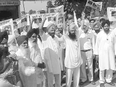 Members of the family of Gagandeep and other villagers protest at Fatehgarh Sahib on Sunday. 