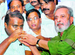 Eminent Kannada writer UR Ananthamurthy offers a glass of juice to JD (S) leader HD Kumaraswamy to end his fast in Bangalore on Sunday