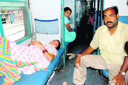 An injured woman and her husband, who were on the ill-fated Kalka Mail that derailed in Uttar Pradesh on Sunday, on board a special train that brought them to the Chandigarh