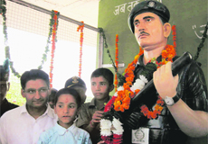 Deepender Singh Hooda, MP, unveils a statue of Nayak Ashok Kumar at Nimoth village in Rewari district
