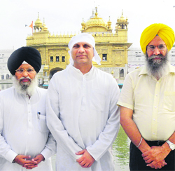 Union Minister of State MM Palam Raju (centre) pays obeisance at the Golden Temple in Amritsar 