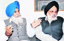 Jagdish Singh Jhinda (left), chief of the Sarv Pardesh Gurdwara Management Committee, and Inderjeet Singh Chug in Haridwar on Tuesday. 
