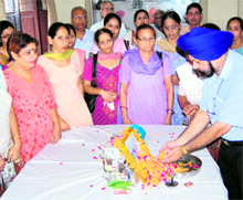 Staff of Pushpa Gujral Nari Niketan pay floral tributes to Sheila Gujral, wife of former Prime Minister Inder Kumar Gujral, in Jalandhar on Tuesday. Sheila Gujral died 