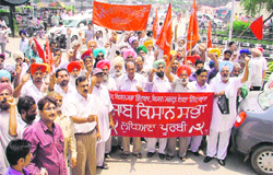Activists of the Punjab Kisan Sabha stage a dharna before submitting a memorandum to the Deputy Commissioner in Ludhiana 