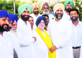 Former Transport Minister Raghbir Singh (centre) with PPP president Manpreet Singh and other  Akali leaders at Jalandhar 