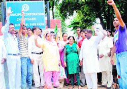 Residents of Dadu Majra raise slogans against the Mayor 
