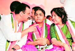 Congress leaders (L-R) Komati Reddy Venkat Reddy, Sunitha Lakshma Reddy and Geetha Reddy during their hunger strike in Hyderabad on Wednesday
