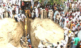Residents of Bhagta Bhai Ka along with officials of the civil and police administration rescuing the labourers buried in a well 