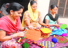 Women weave pakkhis in Jandu Singha. 