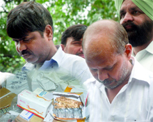 The accused arrested for selling fake medicines in New Delhi on Friday