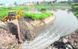 Sewage flows into a ditch in the Chogitti area as the wall of the chamber connecting a drain from Bashirpur to Pholariwal collapsed due to heavy rain in Jalandhar