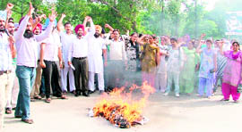 ETT teachers burn an effigy of the Punjab government in support of their demands in Ludhiana.