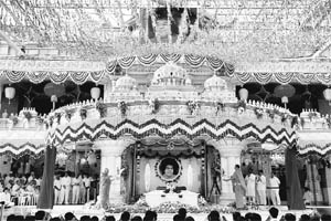 Devotees offer prayers at the mahasamadhi of Sathya Sai Baba at Prasanthi Nilayams Sai Kulwanth Hall in Puttaparthi 
