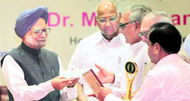 PM Manmohan Singh with Agriculture Minister Sharad Pawar present the Krishi Karman award to Haryana CM Bhupinder Singh Hooda in New Delhi on Saturday.