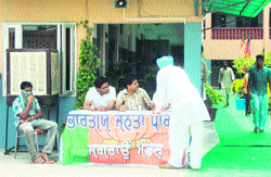 BJP workers sitting at the entrance of Saravhitkari Vidya Mandir School in Jagraon