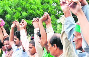 Pakistani and Indian nationals form a human chain to express their sympathy towards the victims of Mumbai blasts in New Delhi 