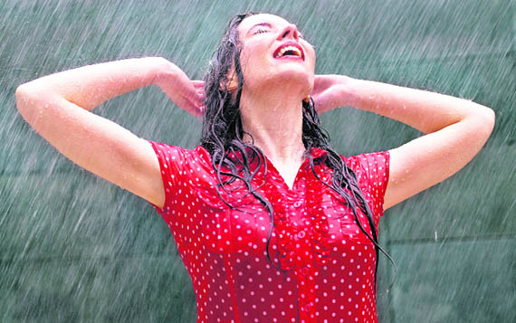 Your clothes in the rains should echo the mood of the season, which is essentially romantic and fun-filled