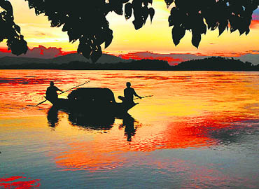 The Brahmaputra feeds lofty green hills, rich tropical rain forests and vast rolling plains of Assam, which is at its best during the monsoons 