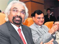 Sam Pitroda, Adviser to PM, with Rakesh Kumar Upadhyay, CMD, BSNL, at the launch of voice and video telephony service, in New Delhi 