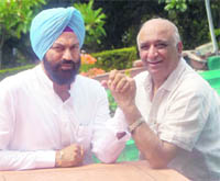 Gurmeet Singh Sodhi and Ravinder Talwar after their election as president and general-secretary of the Chandigarh Olympic Association 