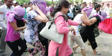 Six call girls and two pimps are arrested in New Delhi 