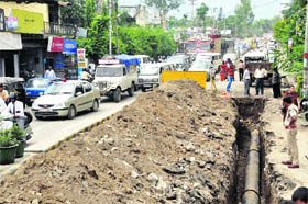 A traffic jam on the busy East Canal road due to the laying of a pipeline in Dehradun on Tuesday. 