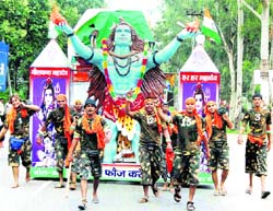 Delhi-based Kanwariyas with a tableau of Lord Shiva in Haridwar 