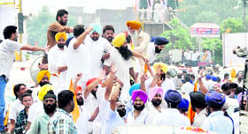 The cavalcade of Bikram Singh Majithia ignored the statues of martyrs installed at Jagraon Bridge in Ludhiana on Monday.