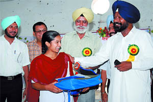 SAD leader Darshan Singh Kotfatta along DEO (Secondary) Harbans Singh Sandhu giving prize to a winner at the concluding function of the Inspire Award Exhibition-2011 held at Teachers Home in Bathinda 
