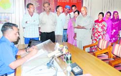 Residents of Tyamla village meet Deputy Commissioner Amandeep Garg in Mandi