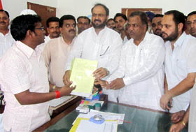Congress MLA Harminder Singh Jassi submits a memorandum to Deputy Commissioner Dr S Karuna Raju in Bathinda on Thursday.