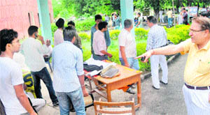 A day after being ‘tutored’ by Additional Deputy Commissioner ML Sharma, Panjab University Vice-Chancellor Ranbir Chander Sobti is seen personally issuing instructions to student leaders to remove their help desk and clear the entrance to the MCA admission centre on the university campus