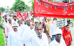 Left party workers stage a dharna against corruption in Fatehabad on Thursday. 