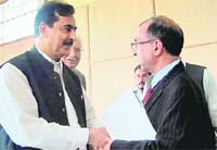 Kashmiri separatist leader Ghulam Nabi Fai (R) with Pakistan Prime Minister Yusuf Raza Gilani 
