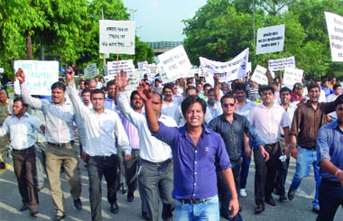 Buyers of flats being built on the disputed plots in Noida Extension take out a march, demanding the possession of their houses 