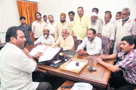 A delegation of the Uttarakhand Kranti Dal meets Mayor Vinod Chamoli to highlight problems faced by vegetable vendors in Dehradun on Saturday