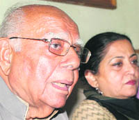 Rajya Sabha member and chairman of the Kashmir Committee Ram Jethmalani addresses a press conference in Jammu 