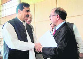 A file photo of Ghulam Nabi Fai (R) with Pak PM Yousuf Raza Gilani