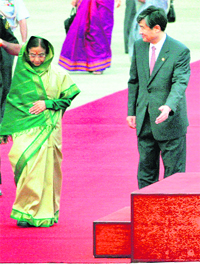 President Pratibha Patil being welcomed at Seoul Air base in South Korea on Sunday.