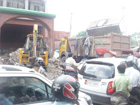 The "fountain dhalao" obstructs traffic and creates unhygienic conditions. 