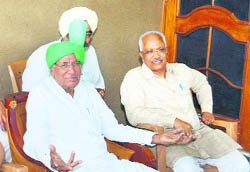 Former Chief Minister Om Parkash Chautala addresses mediapersons in Sirsa on Monday.