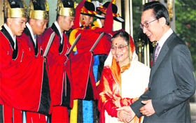 President Pratibha Patil with South Korean counterpart Lee Myung-bak in Seoul on Monday.