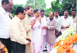 Former Uttarakhand Chief Minister Maj-Gen BC Khanduri (retd) pays floral tributes to the Kargil war martyrs at the War Memorial at Gandhi Park in Dehradun on Tuesday