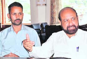 Dr Kashmir Thakur, all-India joint secretary, CITU, at a press conference in Mandi on Tuesday