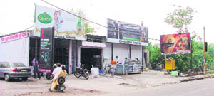 A liquor vend set up on a footpath near Chawni Mohalla. 