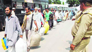 Released Pakistani prisoners cross over via Wagah 